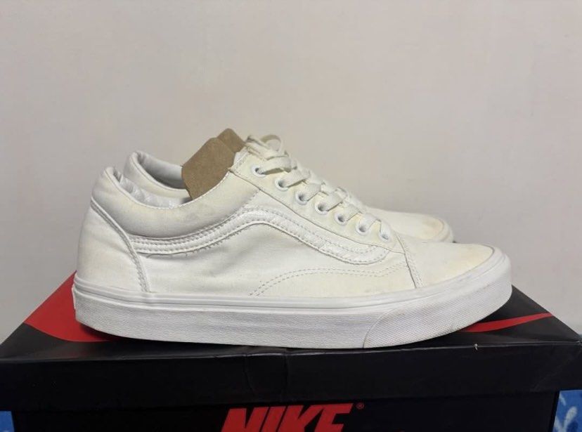 Vans Oldskul Triple White (Category: Sneakers) located in Mabalacat. Submitted by mixx-stuff (Listing ID 1464460698, Image 3). Description: .