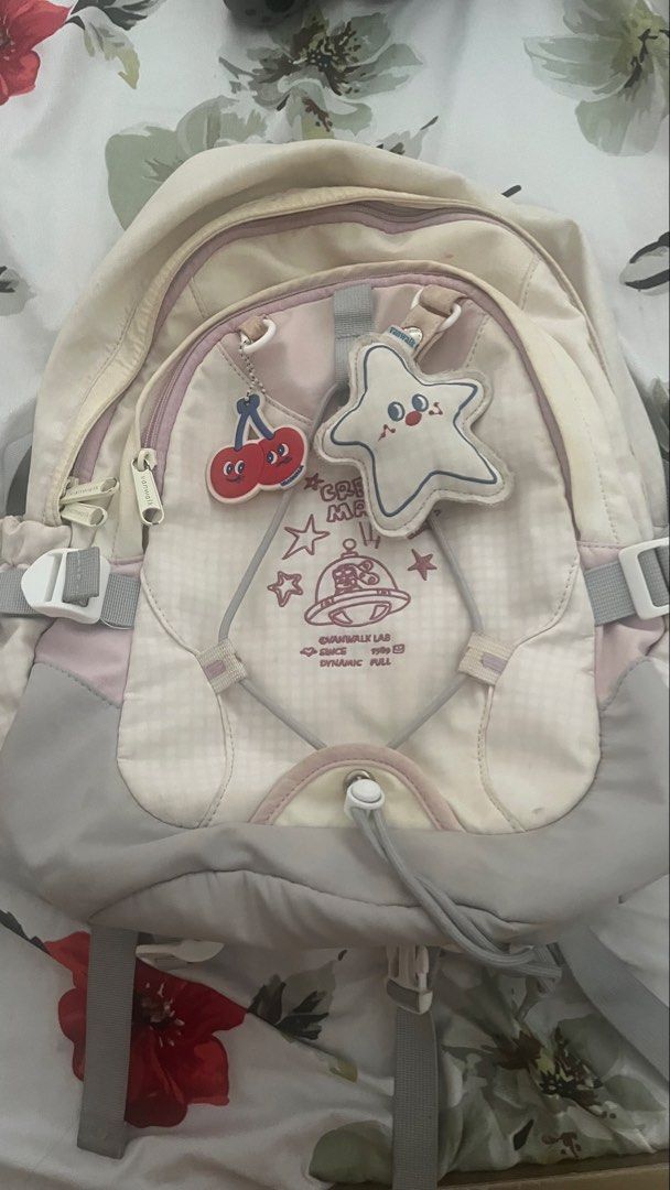 VANWALK BAG (Category: Backpacks) located in Manila. Submitted by ae_yady (Listing ID 1464364295, Image 2). Description: Comes with keychain Bought it last 2024 for more deets kindly dm me on ig @petalthelinen or dm me here thank u😽.
