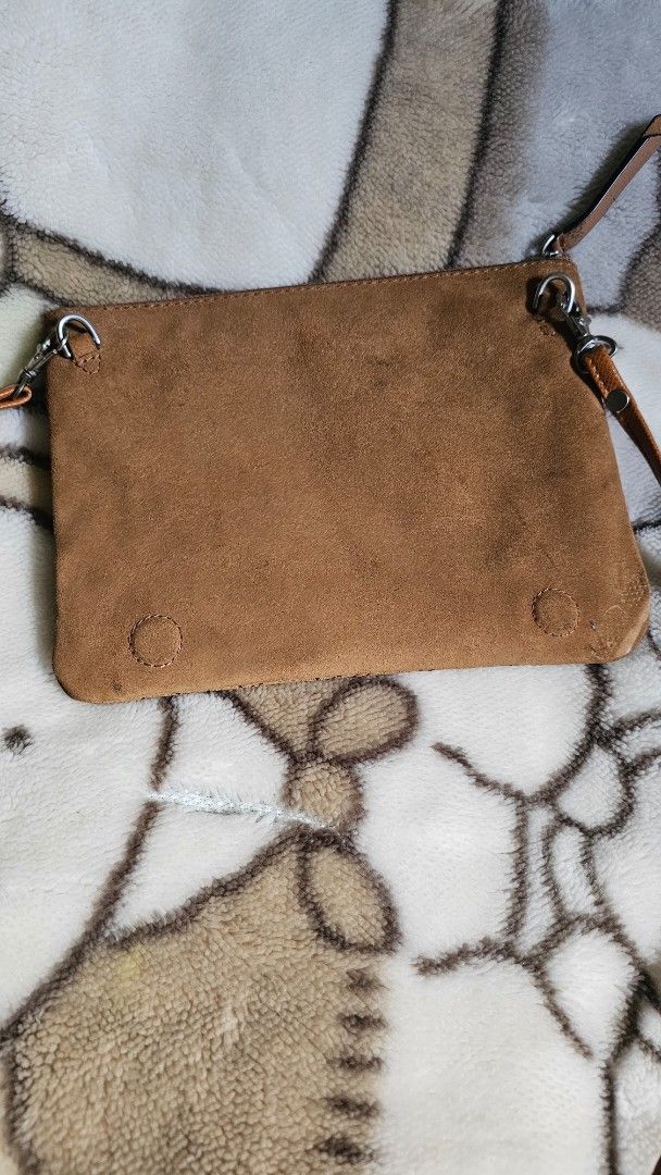 Vera Bradley leather crossbody bag (Category: Cross-body Bags) located in Quezon City. Submitted by jollythrift (Listing ID 1464372577, Image 3). Description: Original cute Vera Bradley crossbody bag Genuine leather clean and like new inside issue : replaced sling strap.