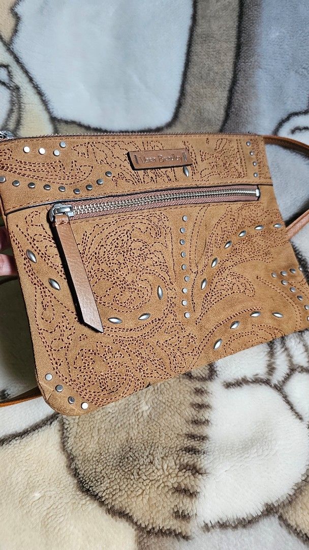 Vera Bradley leather crossbody bag (Category: Cross-body Bags) located in Quezon City. Submitted by jollythrift (Listing ID 1464372577, Image 1). Description: Original cute Vera Bradley crossbody bag Genuine leather clean and like new inside issue : replaced sling strap.