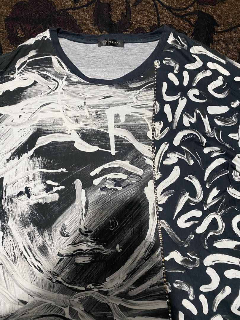 Versace Split Brushstroke Medusa & Monogram Print T-Shirt (Category: Luxury Apparel) located in Candelaria. Submitted by bentablesetc (Listing ID 1464396338, Image 2). Description: Versace Split Brushstroke Medusa & Monogram Print T-Shirt 24.5 x 27.5 650 + sf MOP: Gcash Courier: J&t Loc: Candelaria Quezon.