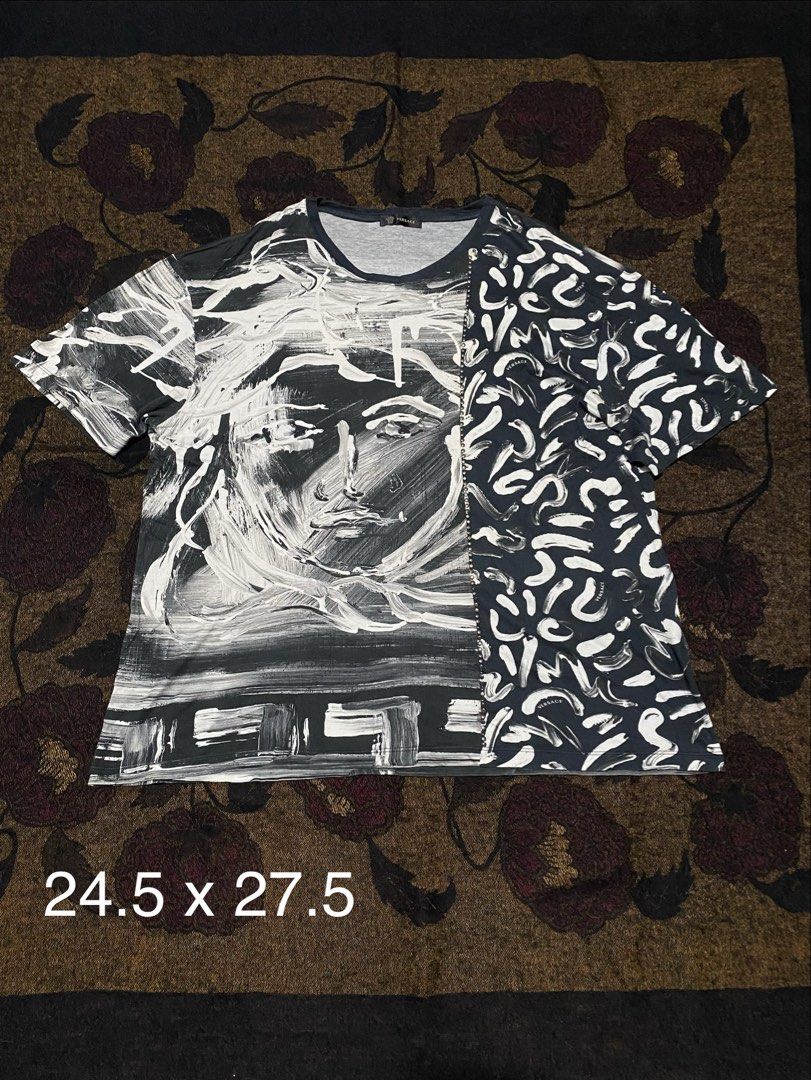 Versace Split Brushstroke Medusa & Monogram Print T-Shirt (Category: Luxury Apparel) located in Candelaria. Submitted by bentablesetc (Listing ID 1464396338, Image 1). Description: Versace Split Brushstroke Medusa & Monogram Print T-Shirt 24.5 x 27.5 650 + sf MOP: Gcash Courier: J&t Loc: Candelaria Quezon.