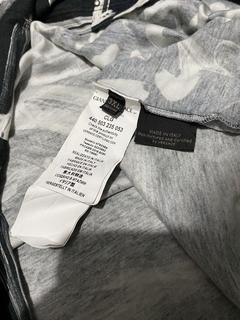 Versace Split Brushstroke Medusa & Monogram Print T-Shirt (Category: Luxury Apparel) located in Candelaria. Submitted by bentablesetc (Listing ID 1464396338, Image 3). Description: Versace Split Brushstroke Medusa & Monogram Print T-Shirt 24.5 x 27.5 650 + sf MOP: Gcash Courier: J&t Loc: Candelaria Quezon.