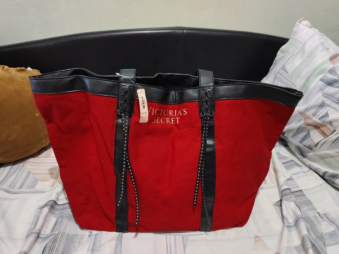 VICTORIA'S SECRET BAG (Category: Luxury Bags & Wallets) located in Manila. Submitted by faye_cutedeclutter (Listing ID 1464528981, Image 1). Description: Victoria's Secret bag brand new with tag 10/10 condition.