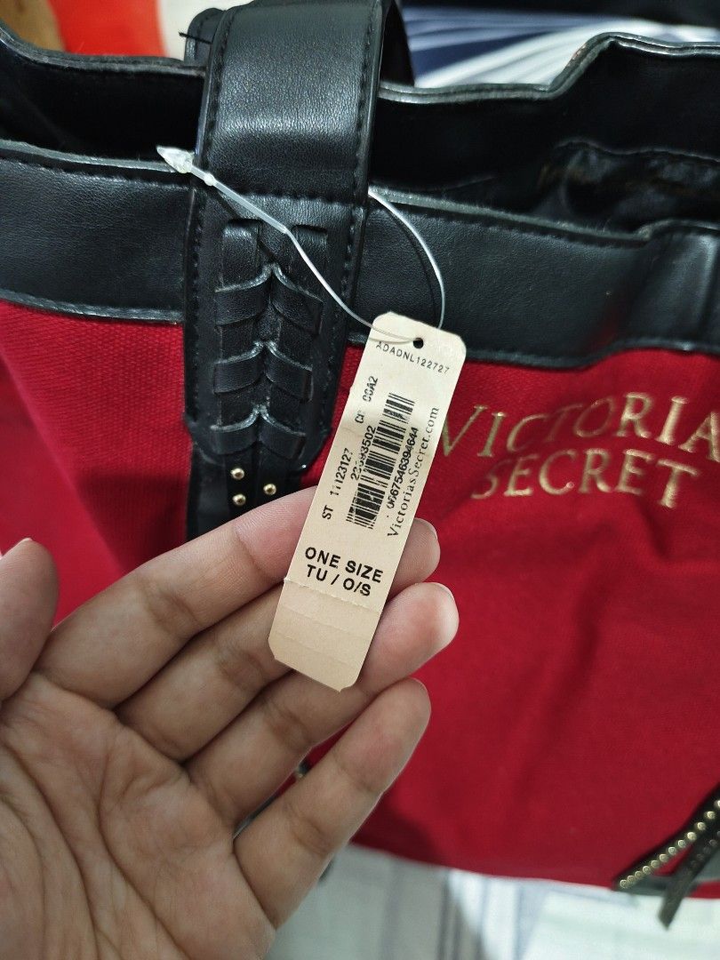 VICTORIA'S SECRET BAG (Category: Luxury Bags & Wallets) located in Manila. Submitted by faye_cutedeclutter (Listing ID 1464528981, Image 2). Description: Victoria's Secret bag brand new with tag 10/10 condition.