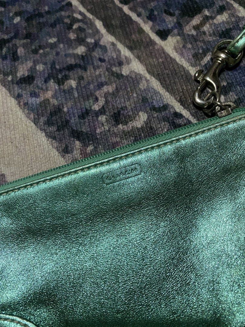 Vintage 2000s Coach Leather Wristlet (Category: Purses & Pouches) located in Goa. Submitted by _rawgallery (Listing ID 1464491782, Image 3). Description: .