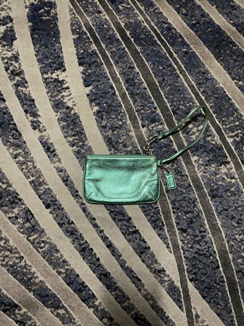Vintage 2000s Coach Leather Wristlet (Category: Purses & Pouches) located in Goa. Submitted by _rawgallery (Listing ID 1464491782, Image 1). Description: .