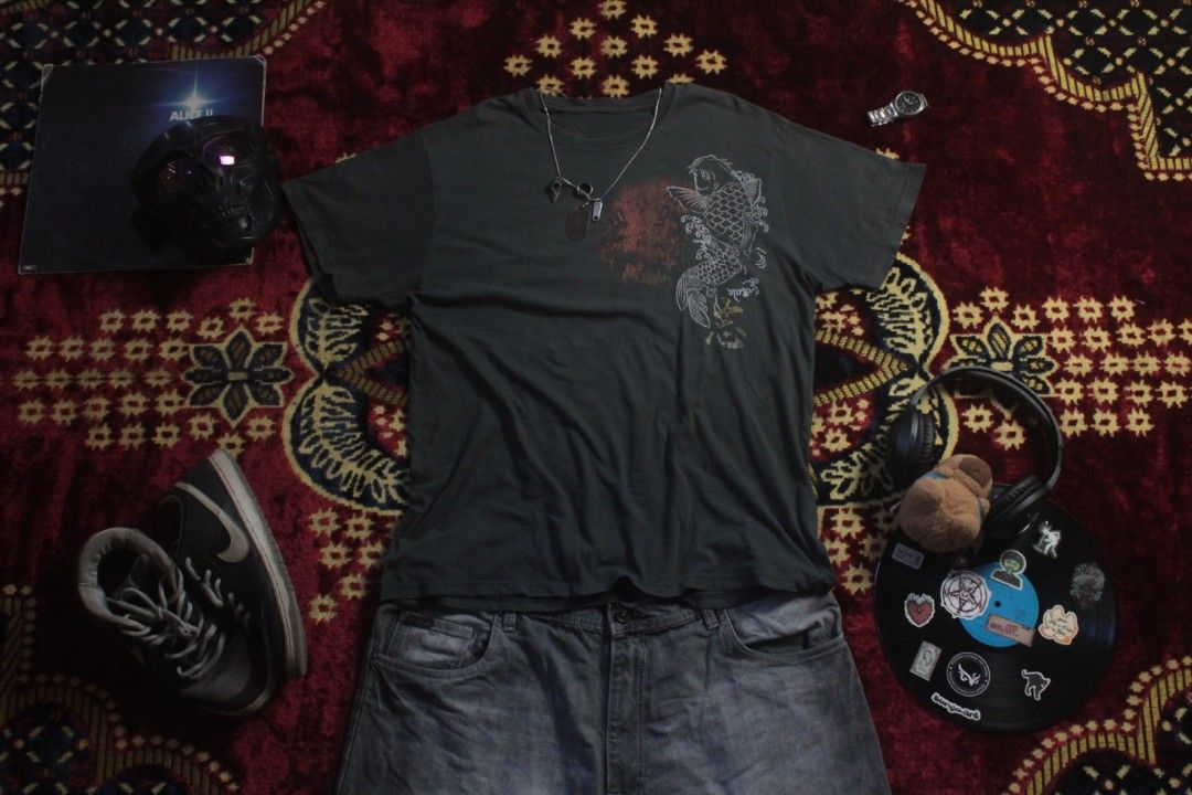 Vintage 2000's Stranded Japanese Fish Graphic Tee (Category: Tshirts & Polo Shirts ) located in Naga. Submitted by kurtsoweak042005 (Listing ID 1464413881, Image 1). Description: Vintage 2000's Stranded Japanese Fish Graphic Tee Dimes L 28 W 22 In Good Condition Color Rate: 9.5/10 Issue: A Pinhole and Repaired Pinholes.