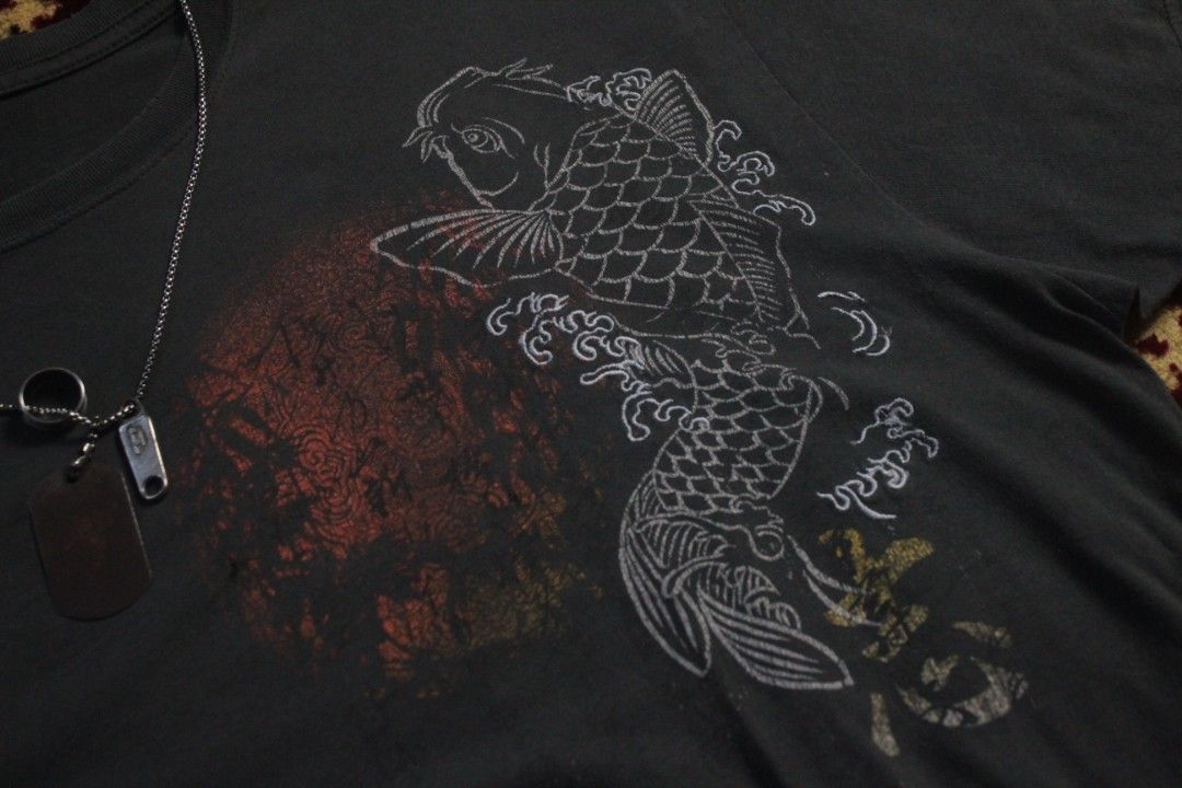 Vintage 2000's Stranded Japanese Fish Graphic Tee (Category: Tshirts & Polo Shirts ) located in Naga. Submitted by kurtsoweak042005 (Listing ID 1464413881, Image 2). Description: Vintage 2000's Stranded Japanese Fish Graphic Tee Dimes L 28 W 22 In Good Condition Color Rate: 9.5/10 Issue: A Pinhole and Repaired Pinholes.