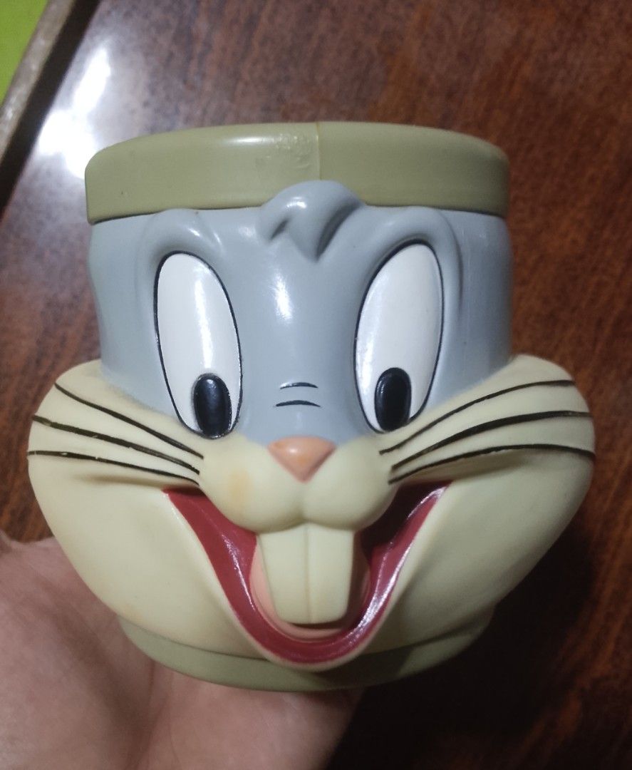 VINTAGE BUGS BUNNY MUG (Category: Coffee & Tea Tableware) located in Pasay City. Submitted by daryl.08 (Listing ID 1464379077, Image 1). Description: .