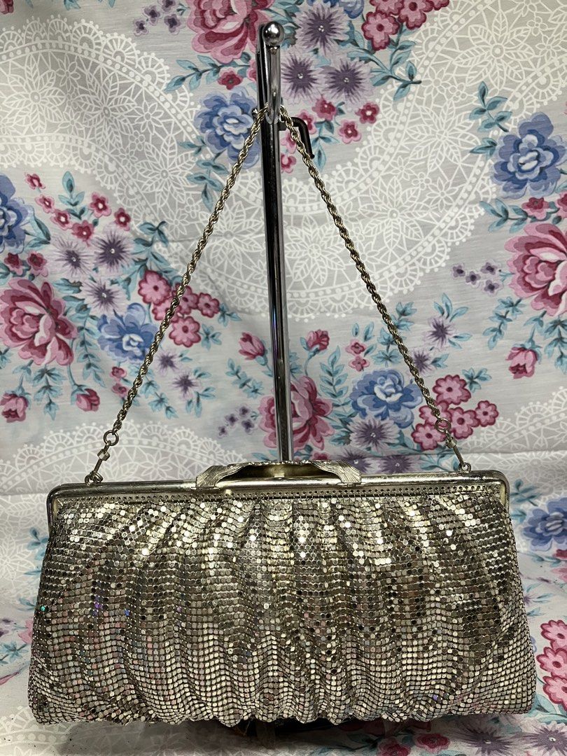 VINTAGE CHAIN PARTY BAG SEQUIN SILVER HANDBAG (Category: Shoulder Bags) located in General Mariano Alvarez. Submitted by adonid (Listing ID 1464429702, Image 2). Description: VINTAGE CHAIN PARTY BAG SEQUIN SILVER HANDBAG GOOD CONDITION NORMAL SIGN OF USAGE ONLY.