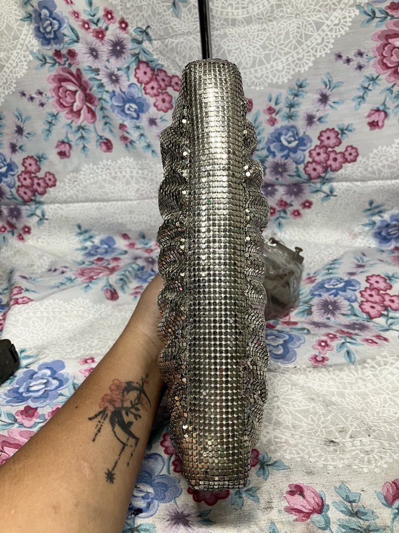 VINTAGE CHAIN PARTY BAG SEQUIN SILVER HANDBAG (Category: Shoulder Bags) located in General Mariano Alvarez. Submitted by adonid (Listing ID 1464429702, Image 3). Description: VINTAGE CHAIN PARTY BAG SEQUIN SILVER HANDBAG GOOD CONDITION NORMAL SIGN OF USAGE ONLY.