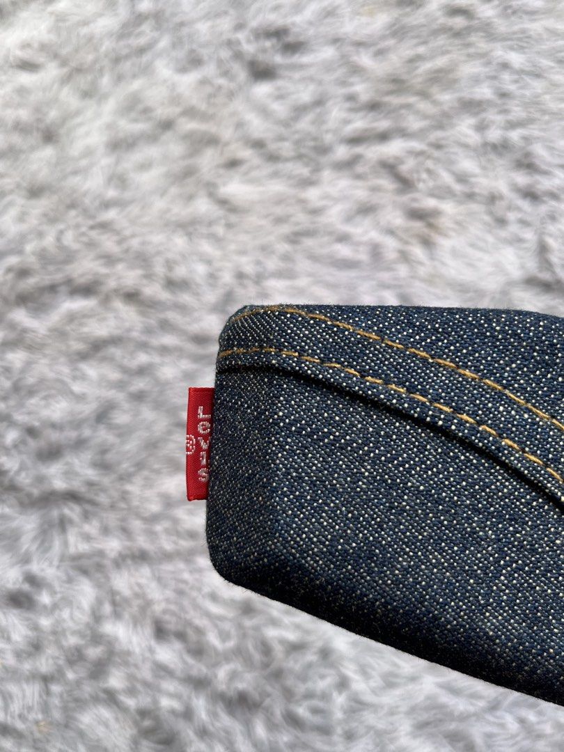 VINTAGE LEVIS HARD SHELL CASE (Category: Sunglasses & Eyewear) located in Dipolog. Submitted by janja2002 (Listing ID 1464407496, Image 3). Description: GOOD AS BRANDNEW💯💯 Japan surplus galing.