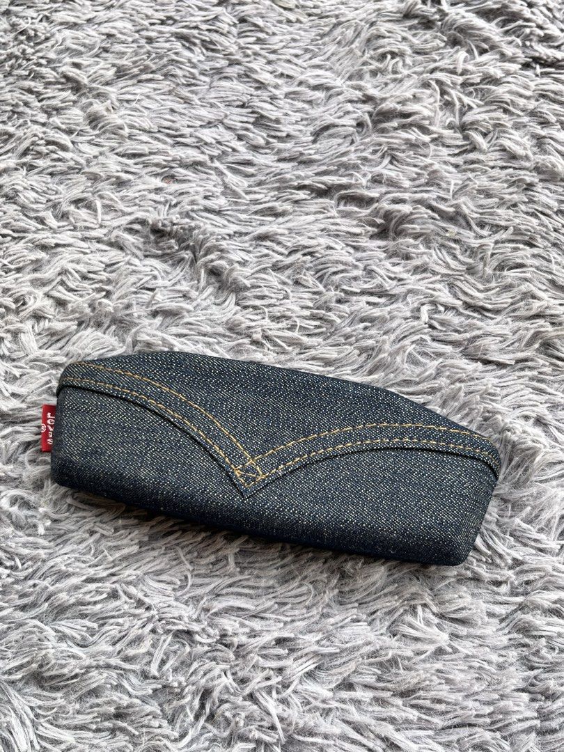 VINTAGE LEVIS HARD SHELL CASE (Category: Sunglasses & Eyewear) located in Dipolog. Submitted by janja2002 (Listing ID 1464407496, Image 2). Description: GOOD AS BRANDNEW💯💯 Japan surplus galing.