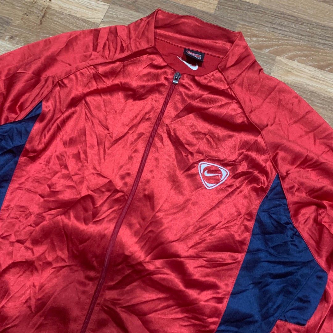 Vintage nike track jacket (Category: Coats, Jackets and Outerwear) located in Valencia. Submitted by kentmorgia.462 (Listing ID 1464569167, Image 2). Description: .