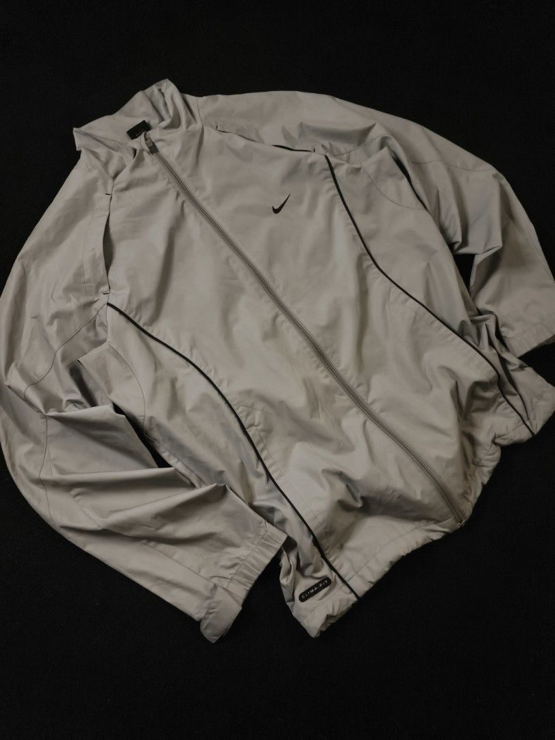 Vintage Nike Windbreaker (Category: Coats, Jackets and Outerwear) located in San Fernando. Submitted by gaboo_asncn (Listing ID 1464552014, Image 1). Description: - Vintage Nike Windbreaker - Size: Medium on tag (W22/L28) - Condition: Excellent - Color Rate: 9.5/10 - No issue.