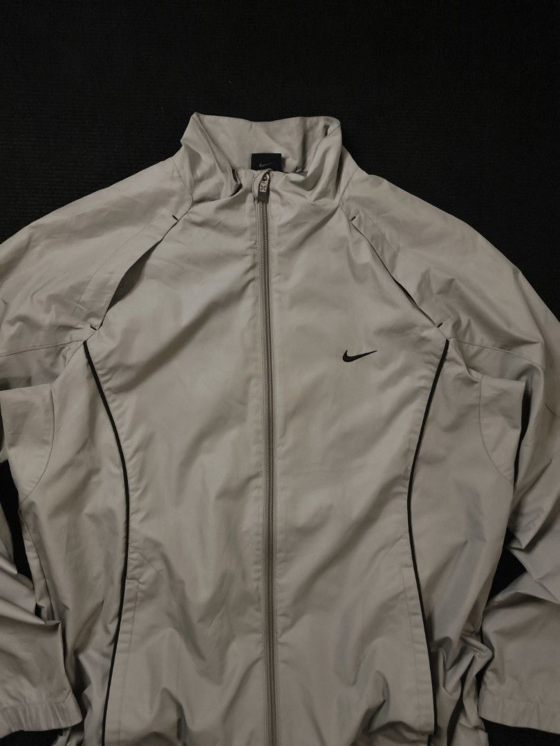 Vintage Nike Windbreaker (Category: Coats, Jackets and Outerwear) located in San Fernando. Submitted by gaboo_asncn (Listing ID 1464552014, Image 3). Description: - Vintage Nike Windbreaker - Size: Medium on tag (W22/L28) - Condition: Excellent - Color Rate: 9.5/10 - No issue.