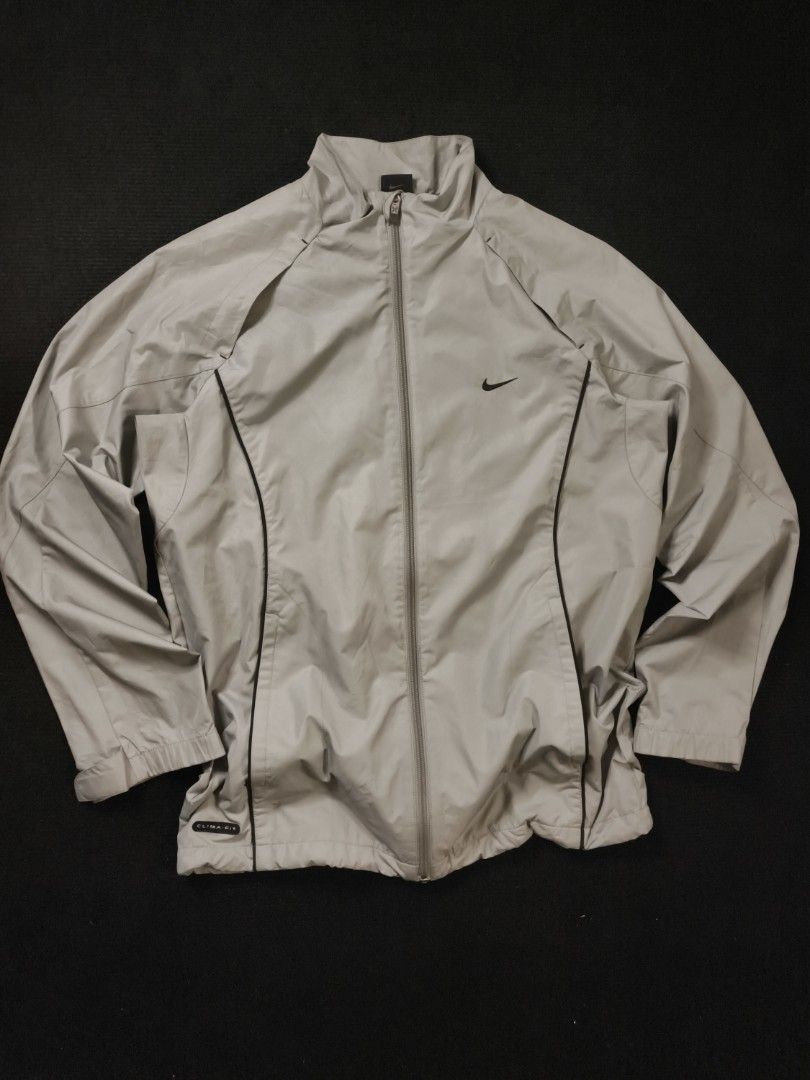 Vintage Nike Windbreaker (Category: Coats, Jackets and Outerwear) located in San Fernando. Submitted by gaboo_asncn (Listing ID 1464552014, Image 2). Description: - Vintage Nike Windbreaker - Size: Medium on tag (W22/L28) - Condition: Excellent - Color Rate: 9.5/10 - No issue.