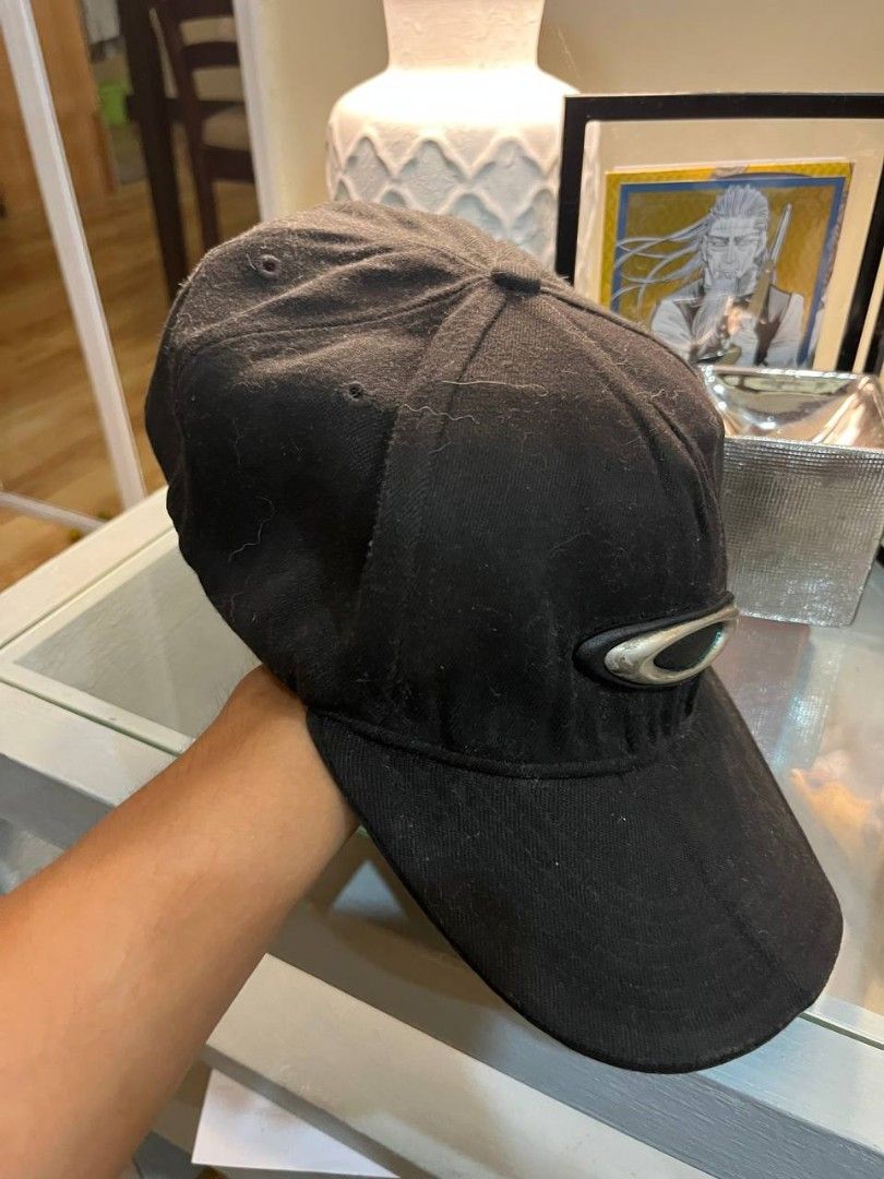 Vintage Oakley baseball Closed Cap (Category: Caps & Hats) located in Quezon City. Submitted by michypeachyy1 (Listing ID 1464499115, Image 2). Description: 1000 plus shipment only issue last pic crack brim.