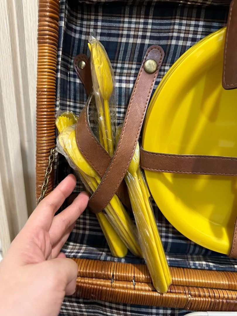 VINTAGE picnic set (Category: Looking For) located in Manila. Submitted by kaartehan.byj (Listing ID 1464450928, Image 2). Description: galing po ito japan auction ☺️.
