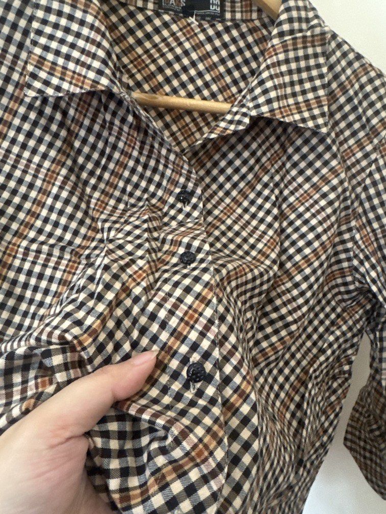 Vintage Print Buttondown Blouse (Category: Blouses) located in Mexico. Submitted by studioleraph (Listing ID 1464411616, Image 2). Description: 🛍️ Perfect for your personal wardrobe 🫶 👗 The actual item being sold is the original garment shown in the product photos. Small differences in fit, drape, color, texture, or details may occur. 💌 Condition: • Preloved; Please wash the items before wearing. • Please manage expectations as these are vint