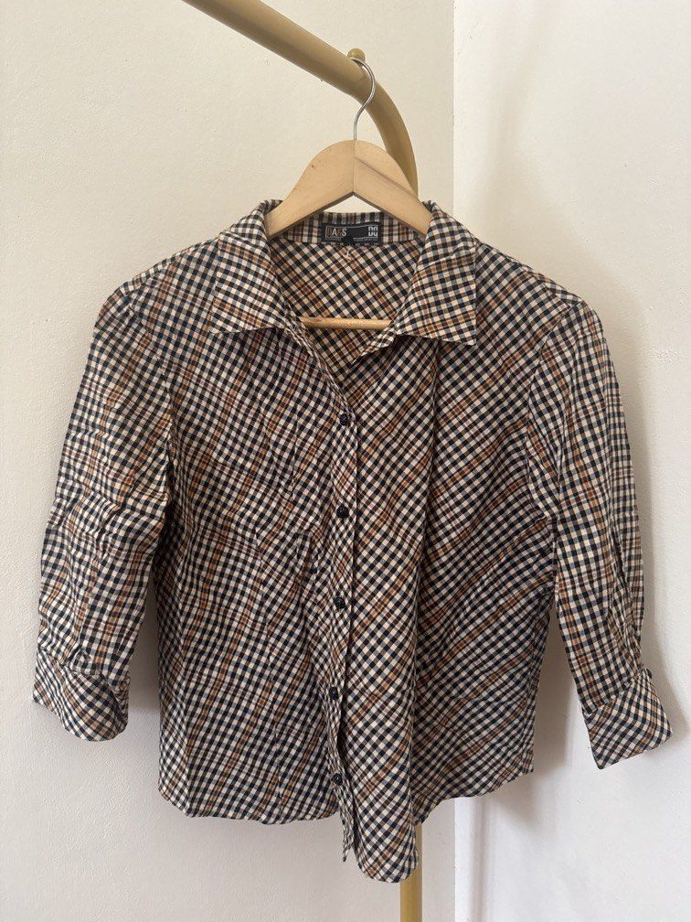 Vintage Print Buttondown Blouse (Category: Blouses) located in Mexico. Submitted by studioleraph (Listing ID 1464411616, Image 1). Description: 🛍️ Perfect for your personal wardrobe 🫶 👗 The actual item being sold is the original garment shown in the product photos. Small differences in fit, drape, color, texture, or details may occur. 💌 Condition: • Preloved; Please wash the items before wearing. • Please manage expectations as these are vint