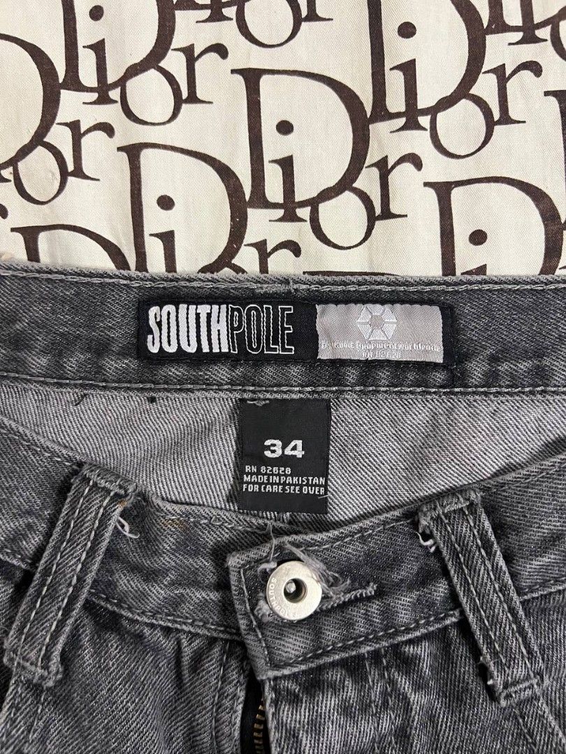 VINTAGE SOUTHPOLE GREY TABS BAGGY PANTS (Category: Jeans) located in Manila. Submitted by temetrius_husslin (Listing ID 1464513331, Image 2). Description: BRAND: VINTAGE SOUTHPOLE GREY TABS BAGGY PANTS SIZE: W-34/L-40/T-14/LO-10 NEGOTIABLE FOR SURE BUYER✅ OVERALL CONDITION: GOOD ISSUE: MINIMAL PAINT STAIN DOT AND MINIMAL HEELDRAG‼️ COLOR RATE: 10/10 📩 DM FOR INQUIRIES AND FOR MORE DETAILS! ACT FAST! ONCE SOLD, GONE FOREVER. 🚚 Delivery: J&T Expr