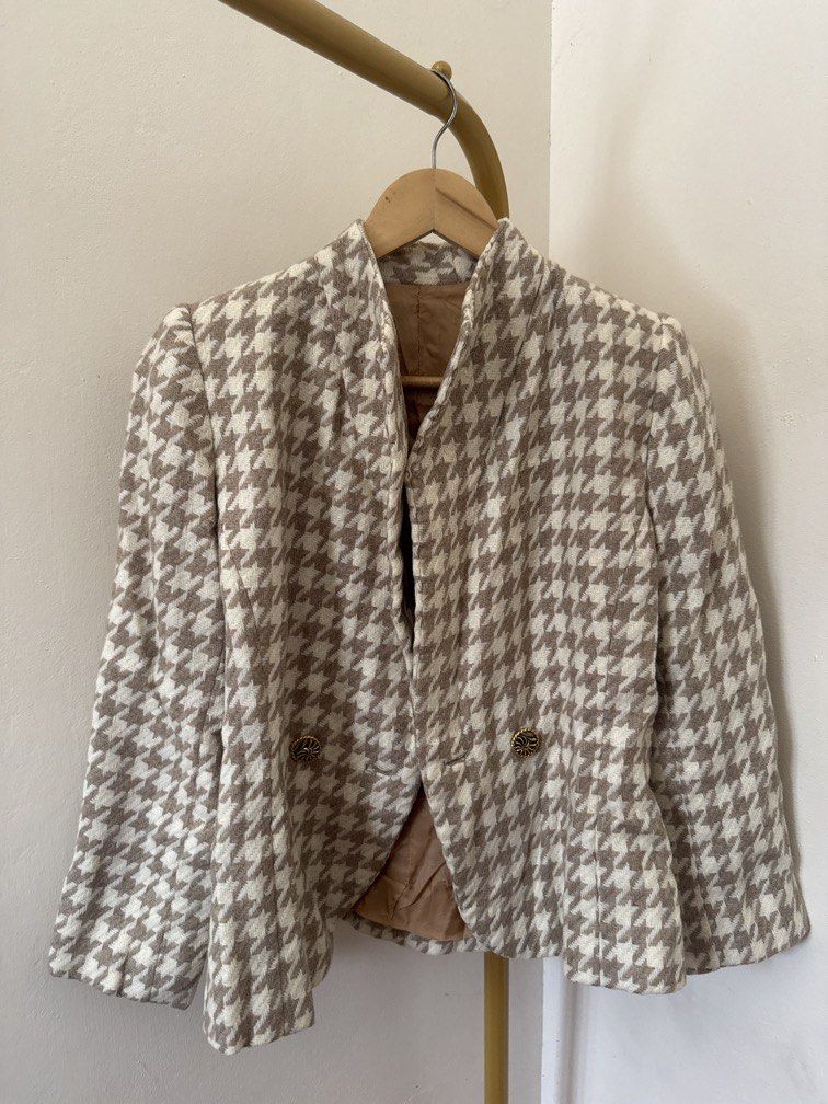 Vintage Wool Tweed Blazer (Category: Coats, Jackets and Outerwear) located in Mexico. Submitted by studioleraph (Listing ID 1464415476, Image 1). Description: 🤩 Pretty in Actual 🛍️ Perfect for your personal wardrobe 🫶 👗 The actual item being sold is the original garment shown in the product photos. Small differences in fit, drape, color, texture, or details may occur. 💌 Condition: • Preloved; Please wash the items before wearing. • Please ma