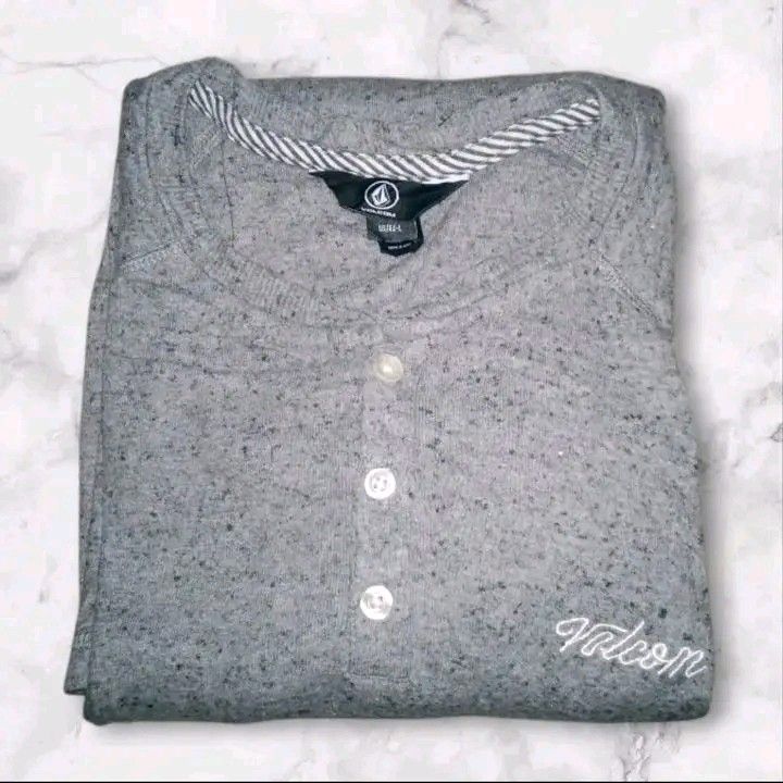 VOLCOM SWEATER FOWLER HENLEY (Category: Coats, Jackets and Outerwear) located in Guihulngan. Submitted by johnjohndripgoods (Listing ID 1464363853, Image 2). Description: VOLCOM SWEATER FOWLER HENLEY STRETCHABLE LARGE ON TAG FITS XL DIMES: 23x31 LIKE NEW CONDITION 9.8/10 COLOR RATE NO ISSUE FREE TO VOUCH OPEN FOR VC WITH ITEM DM.