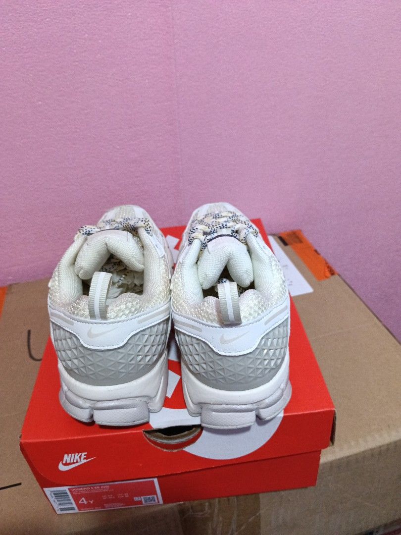 Women Vomero 5 EE (GS) (Category: Activewear) located in Cavite. Submitted by purplepink30 (Listing ID 1464466124, Image 3). Description: Shopworn store Display left side size: 4Y.