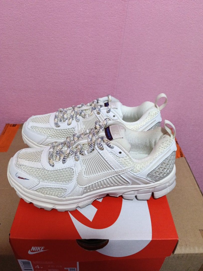 Women Vomero 5 EE (GS) (Category: Activewear) located in Cavite. Submitted by purplepink30 (Listing ID 1464466124, Image 2). Description: Shopworn store Display left side size: 4Y.