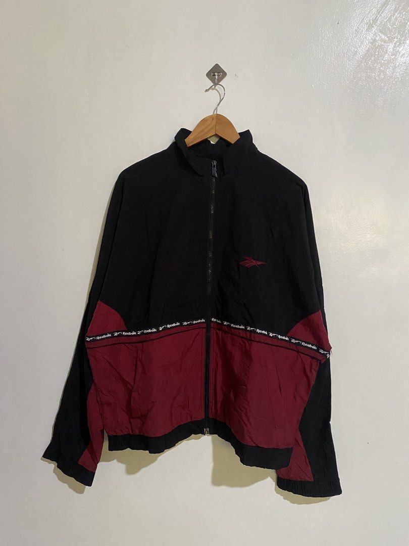 Vtg Reebok windbreaker (Category: Coats, Jackets and Outerwear) located in Pili. Submitted by aries_raye_on_fcbk_dm (Listing ID 1464447338, Image 2). Description: .
