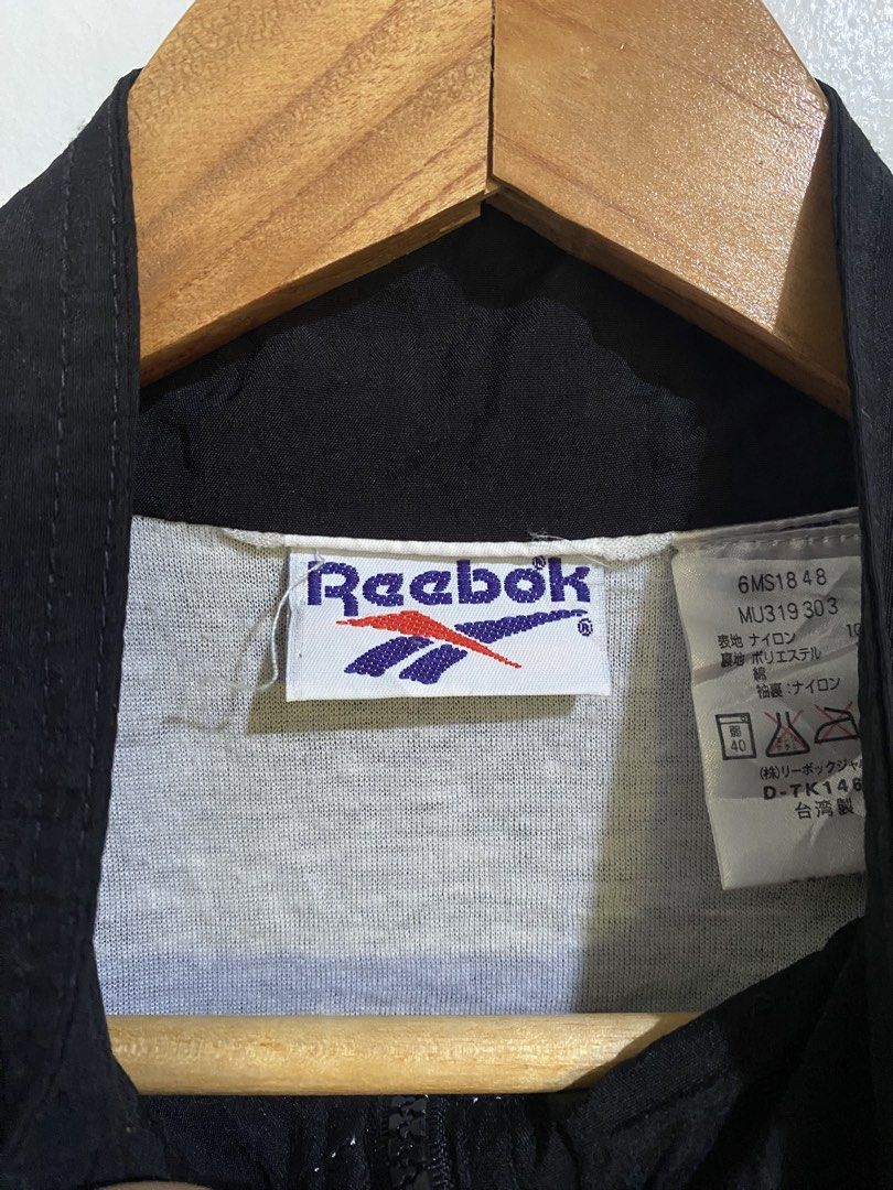 Vtg Reebok windbreaker (Category: Coats, Jackets and Outerwear) located in Pili. Submitted by aries_raye_on_fcbk_dm (Listing ID 1464447338, Image 3). Description: .
