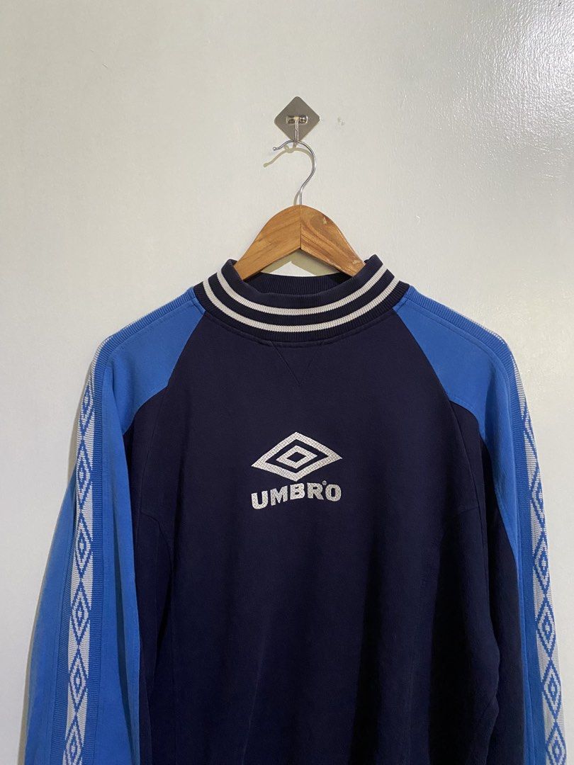 Vtg UMBRO crewneck (Category: Coats, Jackets and Outerwear) located in Pili. Submitted by aries_raye_on_fcbk_dm (Listing ID 1464446631, Image 3). Description: Issue on pics 23x26.5 .