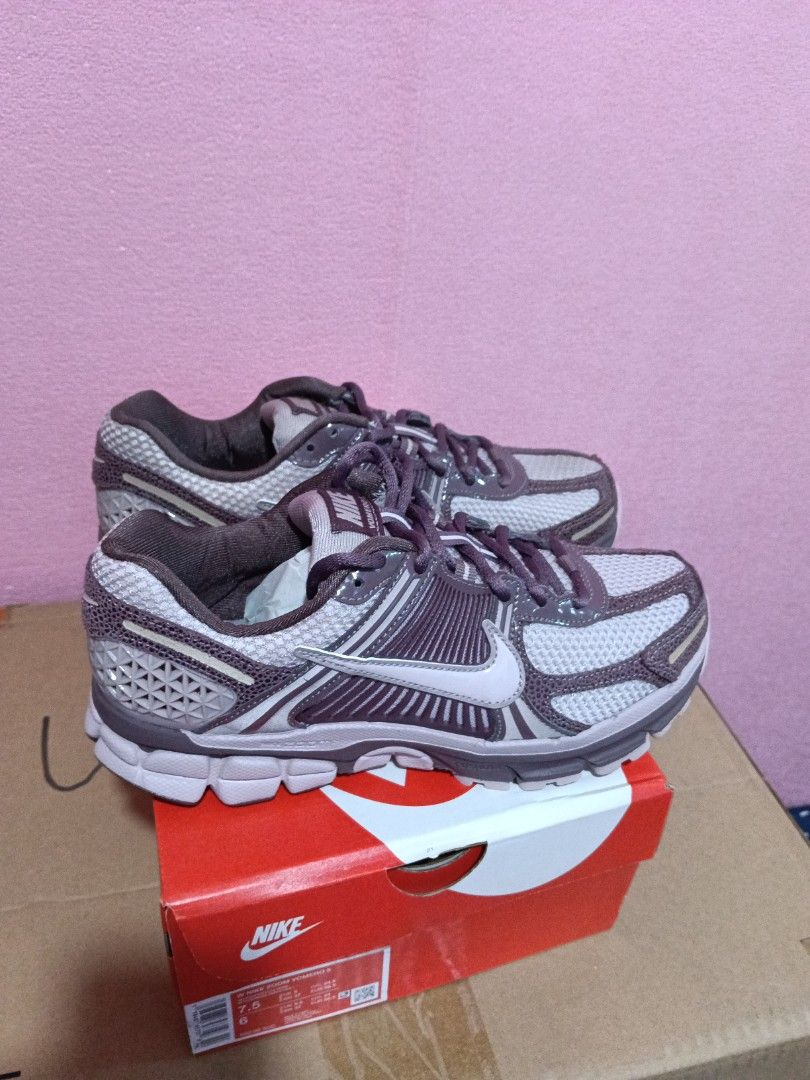 W Nike Zoom Vomero 5 (Category: Activewear) located in Cavite. Submitted by purplepink30 (Listing ID 1464465463, Image 2). Description: .
