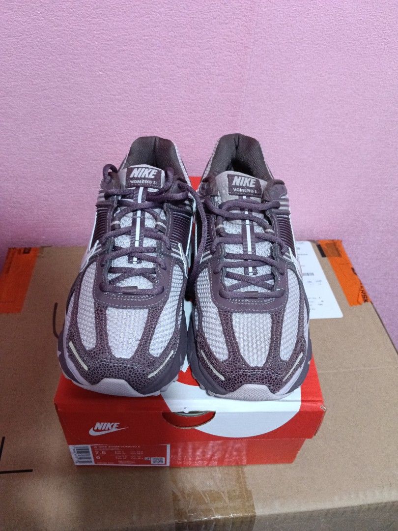 W Nike Zoom Vomero 5 (Category: Activewear) located in Cavite. Submitted by purplepink30 (Listing ID 1464465463, Image 1). Description: .