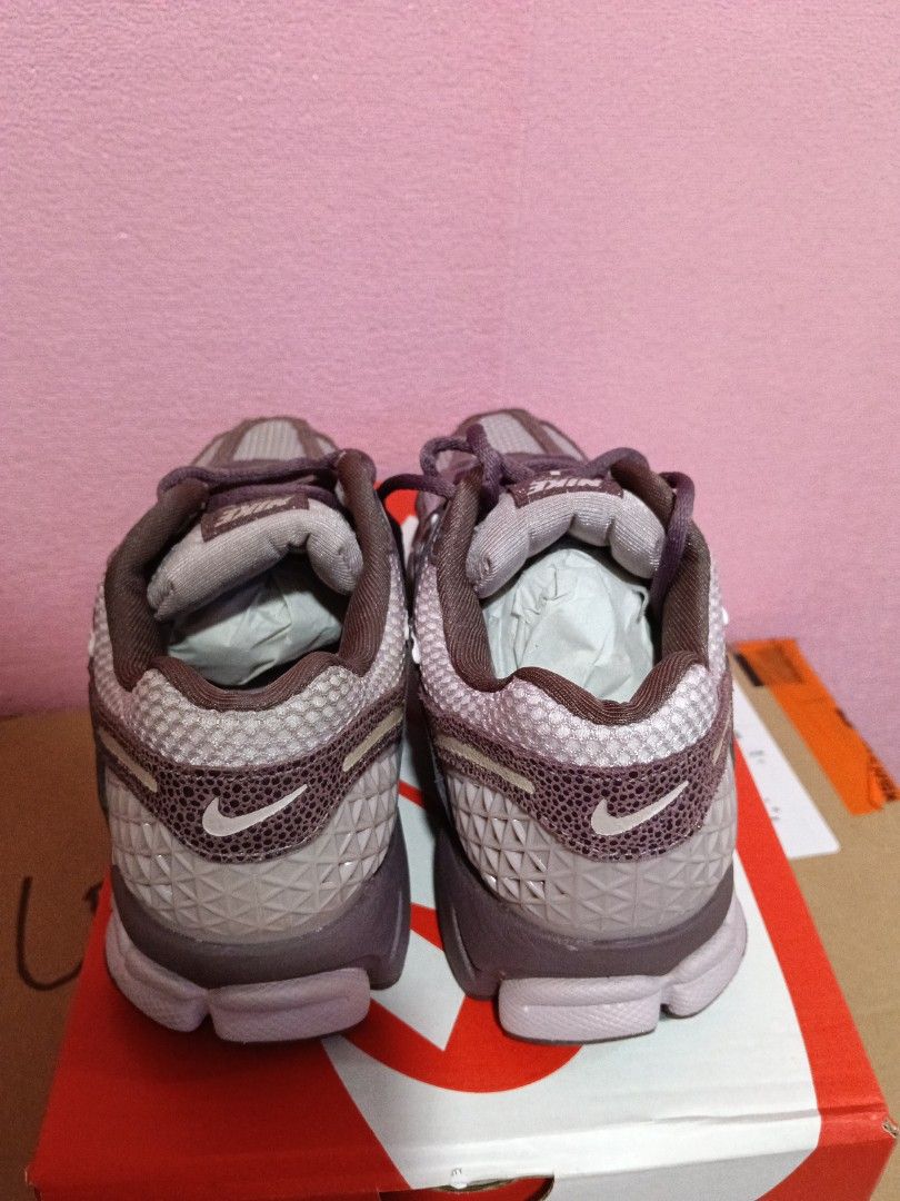 W Nike Zoom Vomero 5 (Category: Activewear) located in Cavite. Submitted by purplepink30 (Listing ID 1464465463, Image 3). Description: .
