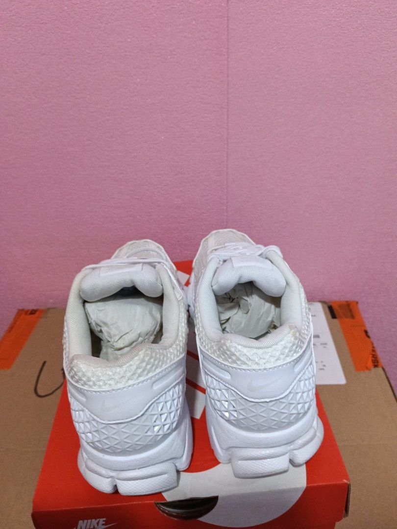 W Nike Zoom Vomero 5 SE (Category: Activewear) located in Cavite. Submitted by purplepink30 (Listing ID 1464466749, Image 3). Description: .