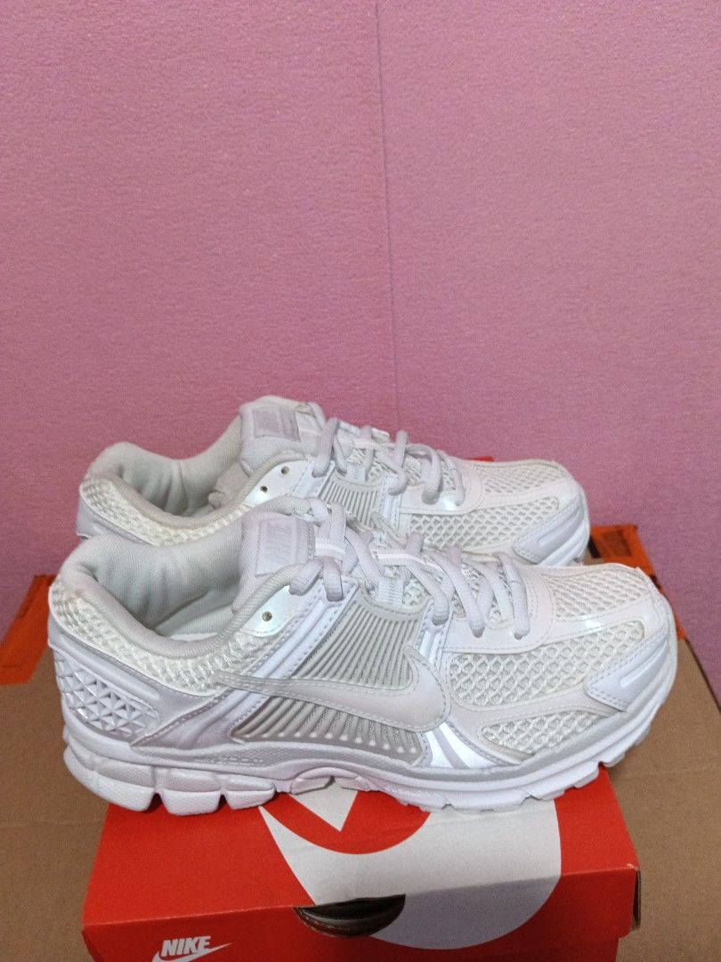 W Nike Zoom Vomero 5 SE (Category: Activewear) located in Cavite. Submitted by purplepink30 (Listing ID 1464466749, Image 2). Description: .