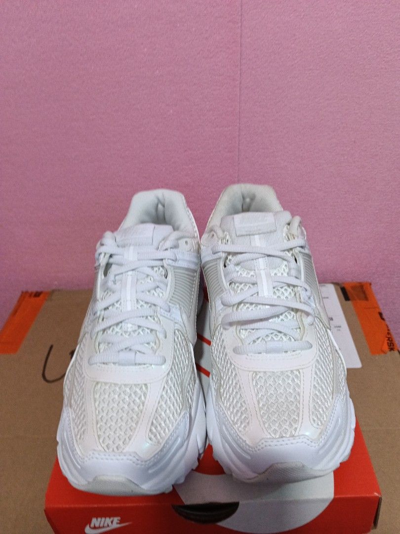 W Nike Zoom Vomero 5 SE (Category: Activewear) located in Cavite. Submitted by purplepink30 (Listing ID 1464466749, Image 1). Description: .
