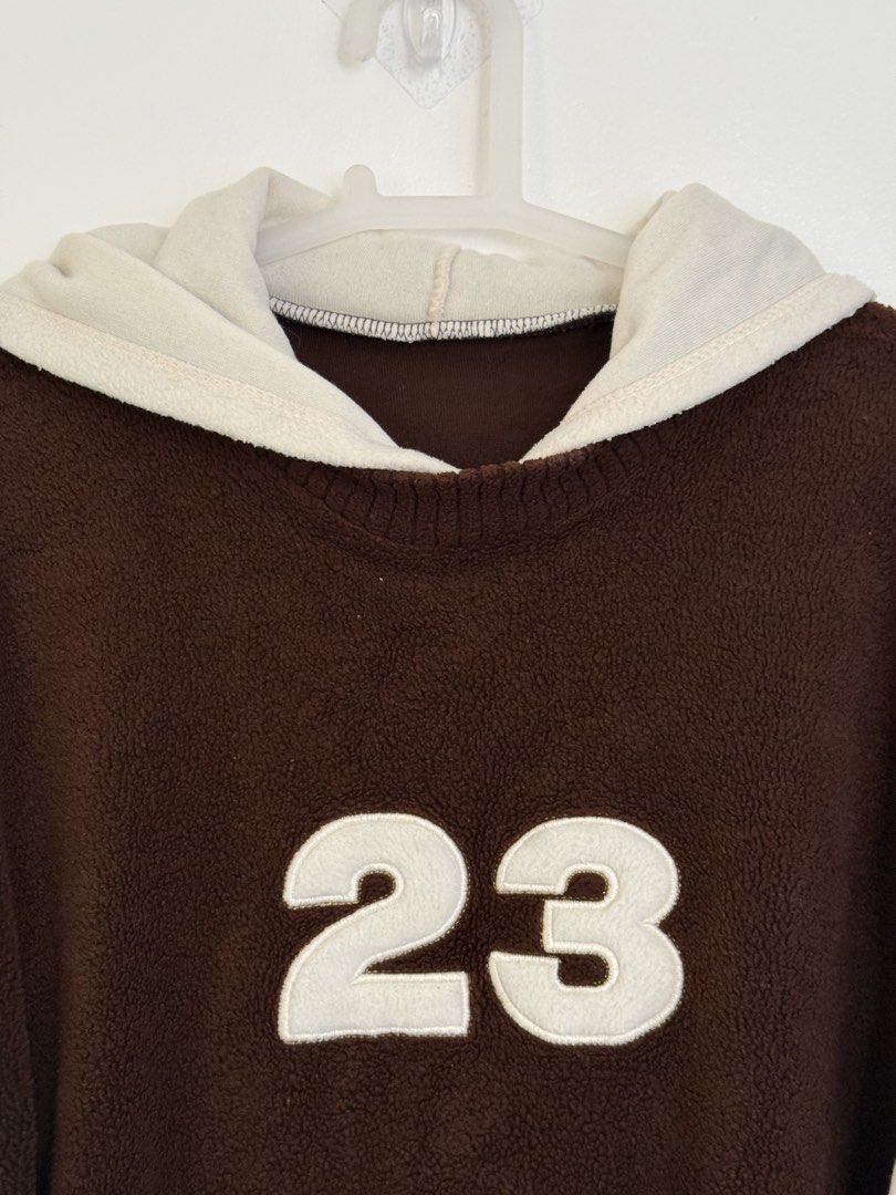 White & Brown Hoody (Category: Coats, Jackets and Outerwear) located in Makati City. Submitted by dorisvinalon (Listing ID 1464444878, Image 2). Description: Brown & White Hoody Bust: 38 in Length: 20 in Sleeve length: 21 in.