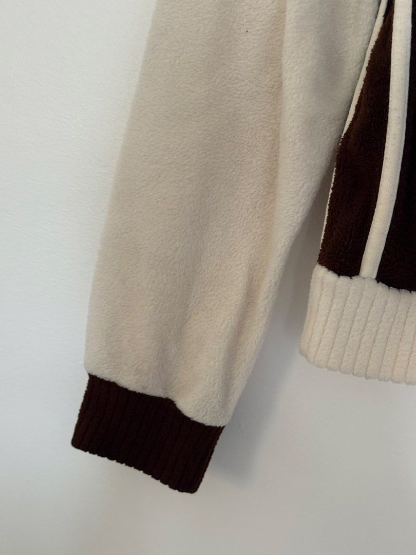 White & Brown Hoody (Category: Coats, Jackets and Outerwear) located in Makati City. Submitted by dorisvinalon (Listing ID 1464444878, Image 3). Description: Brown & White Hoody Bust: 38 in Length: 20 in Sleeve length: 21 in.