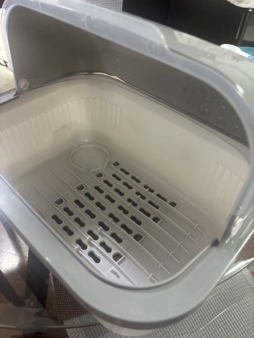 White and Grey Dish Rack with Lid (Category: Food Organization & Storage) located in Quezon City. Submitted by uniquebotique (Listing ID 1464505935, Image 3). Description: - White and grey dish rack - Clear lid to keep dishes covered and clean - Base with drainage holes for efficient drying - Compact size, ideal for smaller kitchens - Easy to clean - Feel free to ask any questions!.
