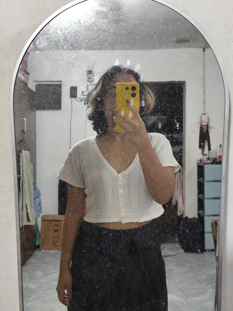 White Button-Up Knit Crop Top (Category: Blouses) located in Cavite. Submitted by zenshub (Listing ID 1464488996, Image 2). Description: my height: 4'11 .