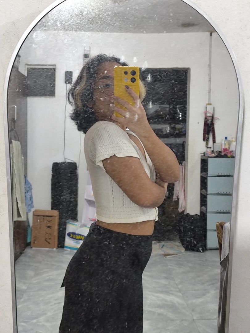White Button-Up Knit Crop Top (Category: Blouses) located in Cavite. Submitted by zenshub (Listing ID 1464488996, Image 3). Description: my height: 4'11 .