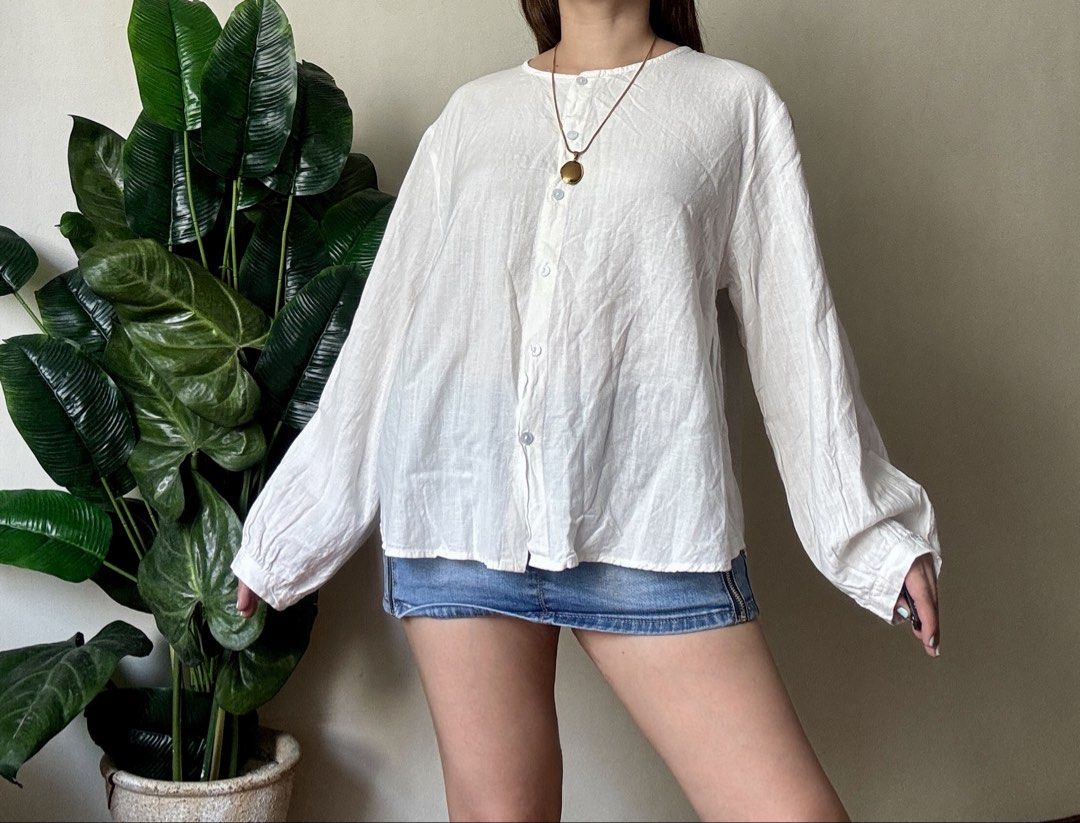 White Long Sleeve Button Up Blouse,m to l (Category: Longsleeves) located in Mandaluyong City. Submitted by roxieeeeeee (Listing ID 1464550913, Image 1). Description: - Loose fitting white long sleeve blouse - Round neckline with button details down the front - Elasticated cuffs - Lightweight material, perfect for layering or wearing solo - Effortlessly style with jeans or a skirt - Pairs well with a simple necklace ✅ Like new condition ✅ Ships 1