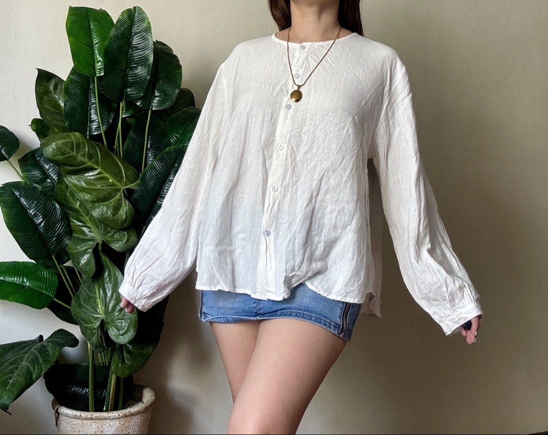 White Long Sleeve Button Up Blouse,m to l (Category: Longsleeves) located in Mandaluyong City. Submitted by roxieeeeeee (Listing ID 1464550913, Image 3). Description: - Loose fitting white long sleeve blouse - Round neckline with button details down the front - Elasticated cuffs - Lightweight material, perfect for layering or wearing solo - Effortlessly style with jeans or a skirt - Pairs well with a simple necklace ✅ Like new condition ✅ Ships 1