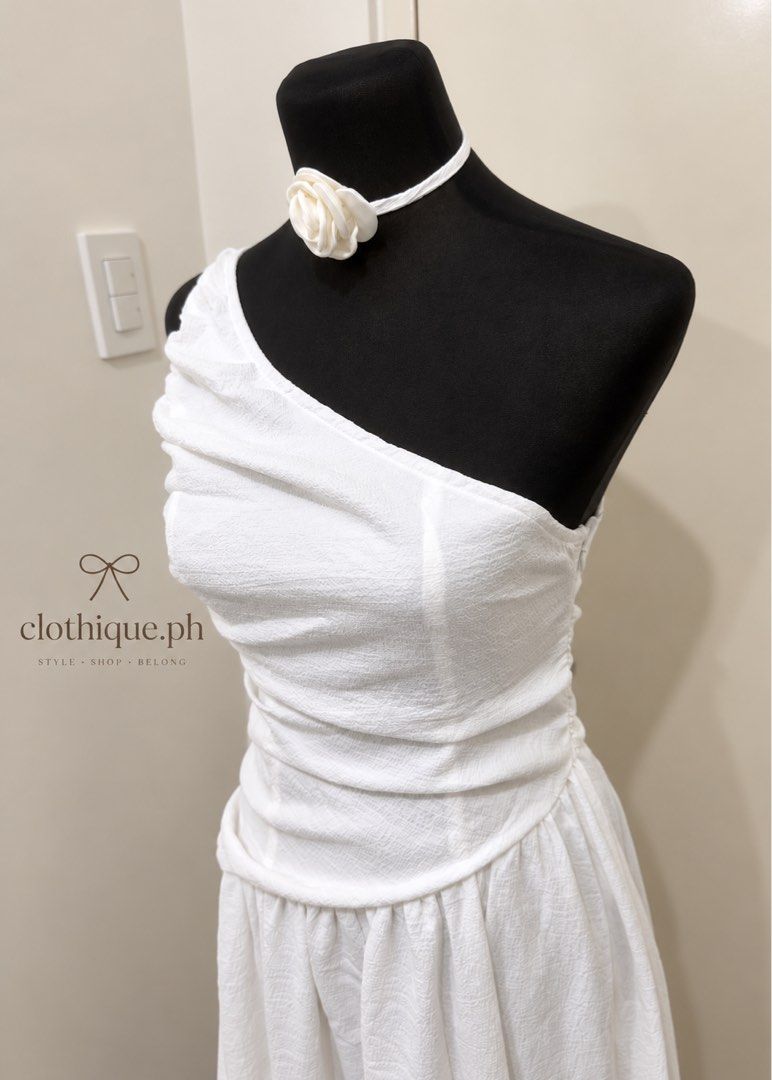 White maxi dress with neck flower (Category: Dresses) located in Makati City. Submitted by clothique.ph (Listing ID 1464435161, Image 2). Description: ୨୧ ˚₊‧ 𝓦𝓱𝓲𝓽𝓮 𝓜𝓪𝔁𝓲 𝓓𝓻𝓮𝓼𝓼 𝔀𝓲𝓽𝓱 𝓝𝓮𝓬𝓴 𝓕𝓵𝓸𝔀𝓮𝓻 ˚₊‧୨୧ 𐙚 𝓔𝓵𝓮𝓰𝓪𝓷𝓽 • 𝓕𝓮𝓶𝓲𝓷𝓲𝓷𝓮 • 𝓡𝓸𝓶𝓪𝓷𝓽𝓲𝓬 🤍🌸 ♡ 𝓑𝓻𝓪𝓷𝓭 𝓝𝓮𝔀 ♡ 𝓦𝓲𝓽𝓱 𝓘𝓷𝓭𝓲𝓿𝓲𝓭𝓾𝓪𝓵 𝓟𝓸𝓾𝓬𝓱 🛍️ ♡ 𝓢𝓶𝓪𝓵𝓵 𝓢𝓲𝔃𝓮 𝓸𝓷 𝓣𝓪𝓰 🎀 𐙚 𝓐 𝓭𝓻𝓮𝓪𝓶𝔂 𝔀𝓱𝓲𝓽𝓮 𝓶𝓪𝔁𝓲 𝓭𝓻𝓮𝓼𝓼 𝔀𝓲𝓽𝓱 