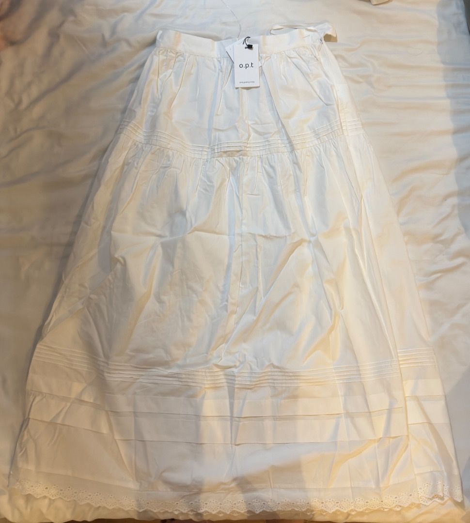 White maxi skirt (Category: Skirts) located in Caloocan City. Submitted by elis.ntn (Listing ID 1464487198, Image 1). Description: .