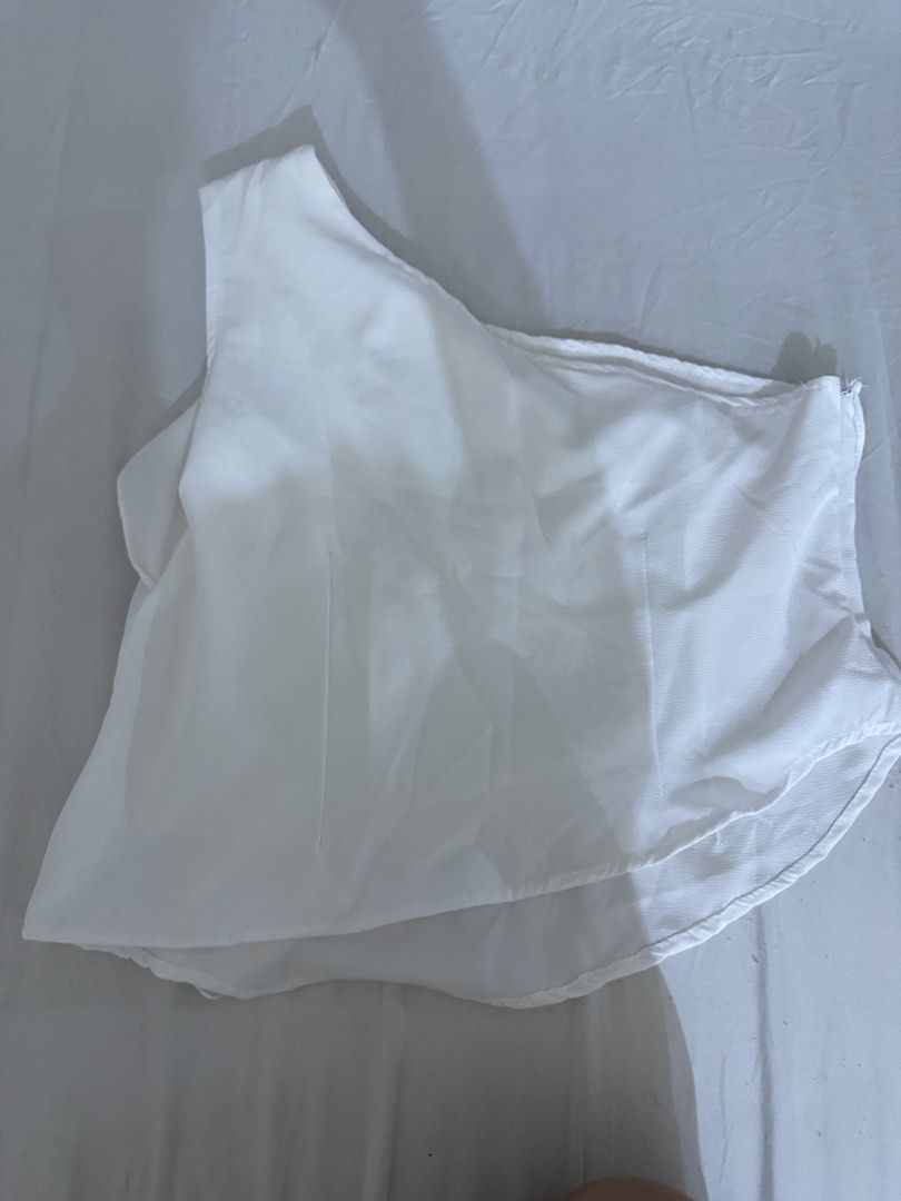 White One-Sided Ruffle Top (Category: Others Tops) located in Manila. Submitted by dalmideclutters (Listing ID 1464487410, Image 2). Description: -bnew -thailand pasabuy -so nice for datess.
